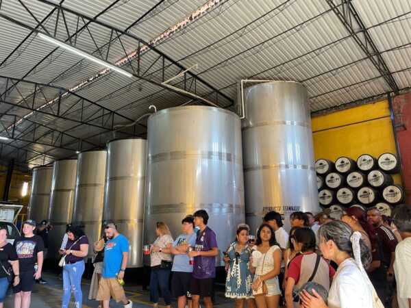 Mucha fiesta: Diviértete en la fábrica "La Aguirreña" - Image 11
